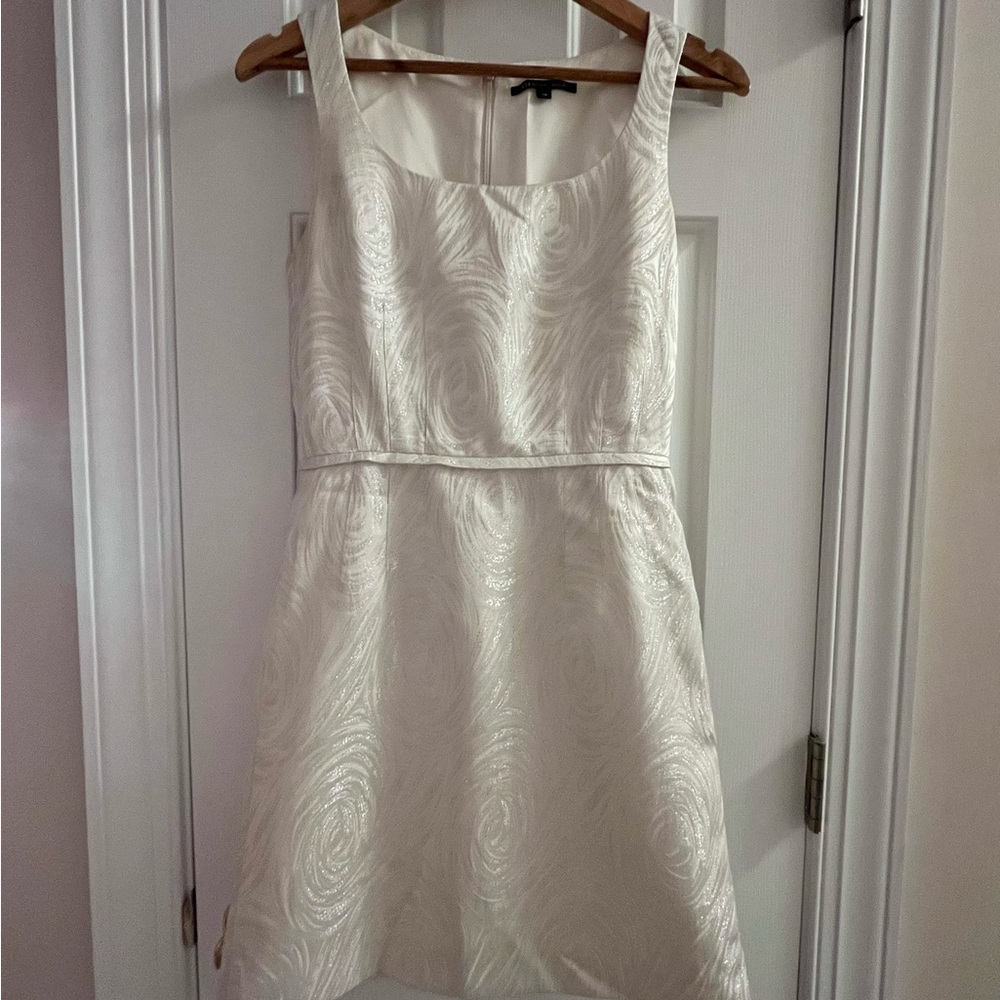 Flattering Ivory/White w/ Silver Thread Detail Gianni Bini Cocktail Dress Size 4